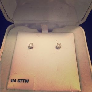 Diamond stud earrings 1/4ct tw white gold.